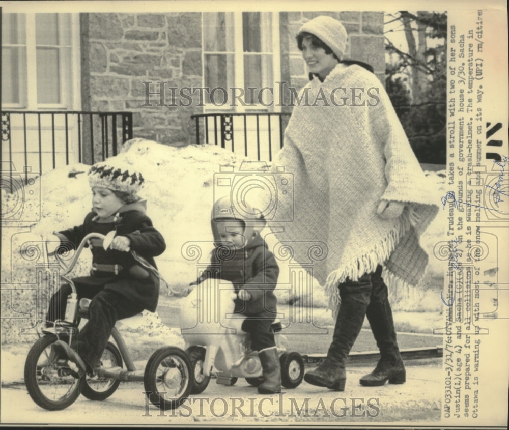 1976 Press Photo Mrs. Margaret Trudeau & family at Canada's government house