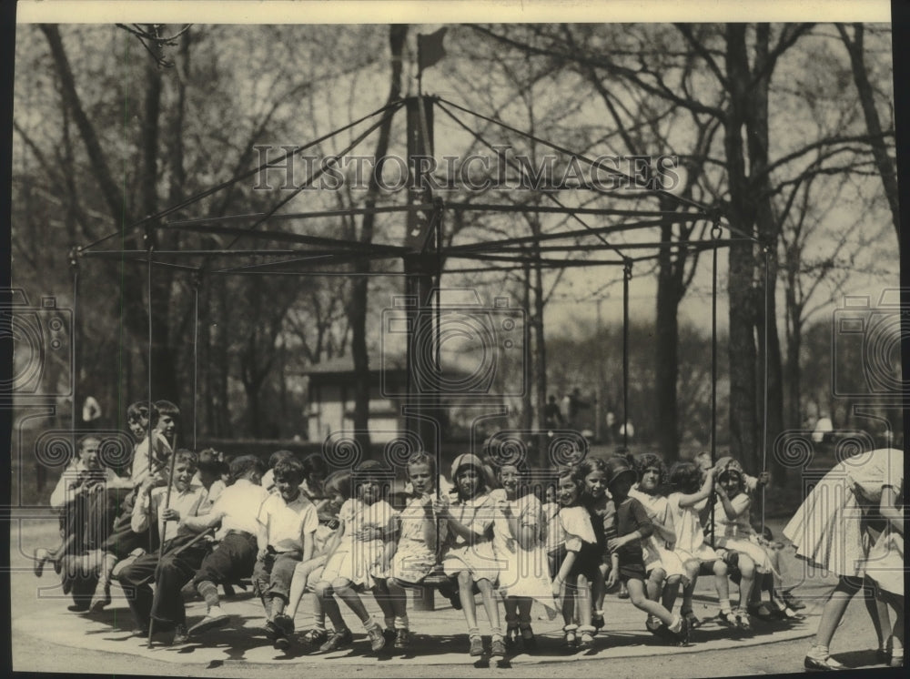 1932 Press Photo Humboldt Park merry-go-round is powered by children's feet- Historic Images