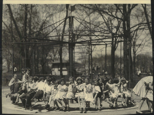 1932 Press Photo Humboldt Park merry-go-round is powered by children's feet- Historic Images