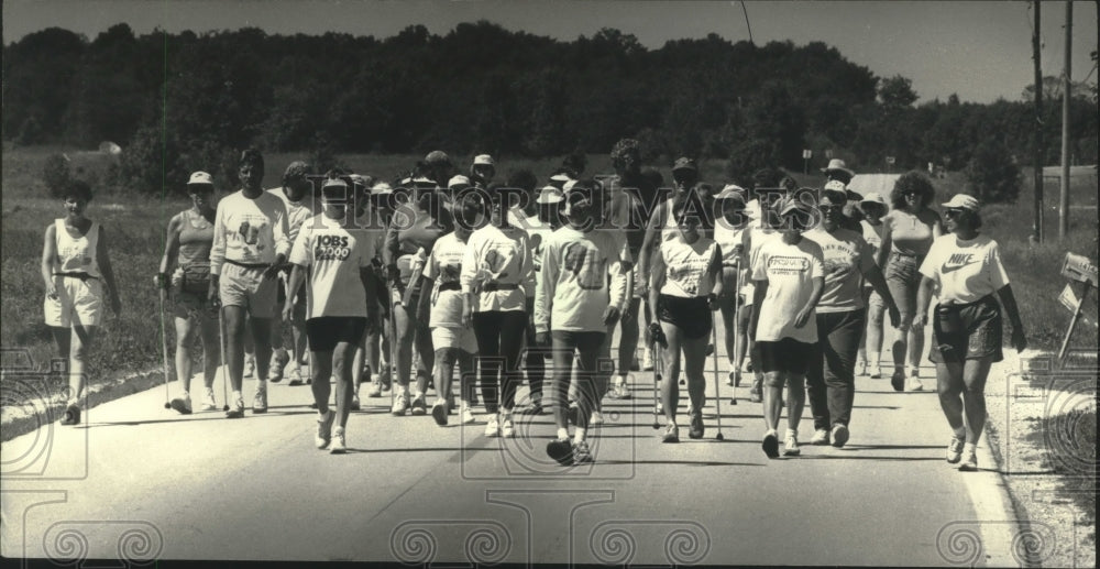 1991 Press Photo Wellness Walkers along Lakeshore Road in Mequon, Wisconsin- Historic Images