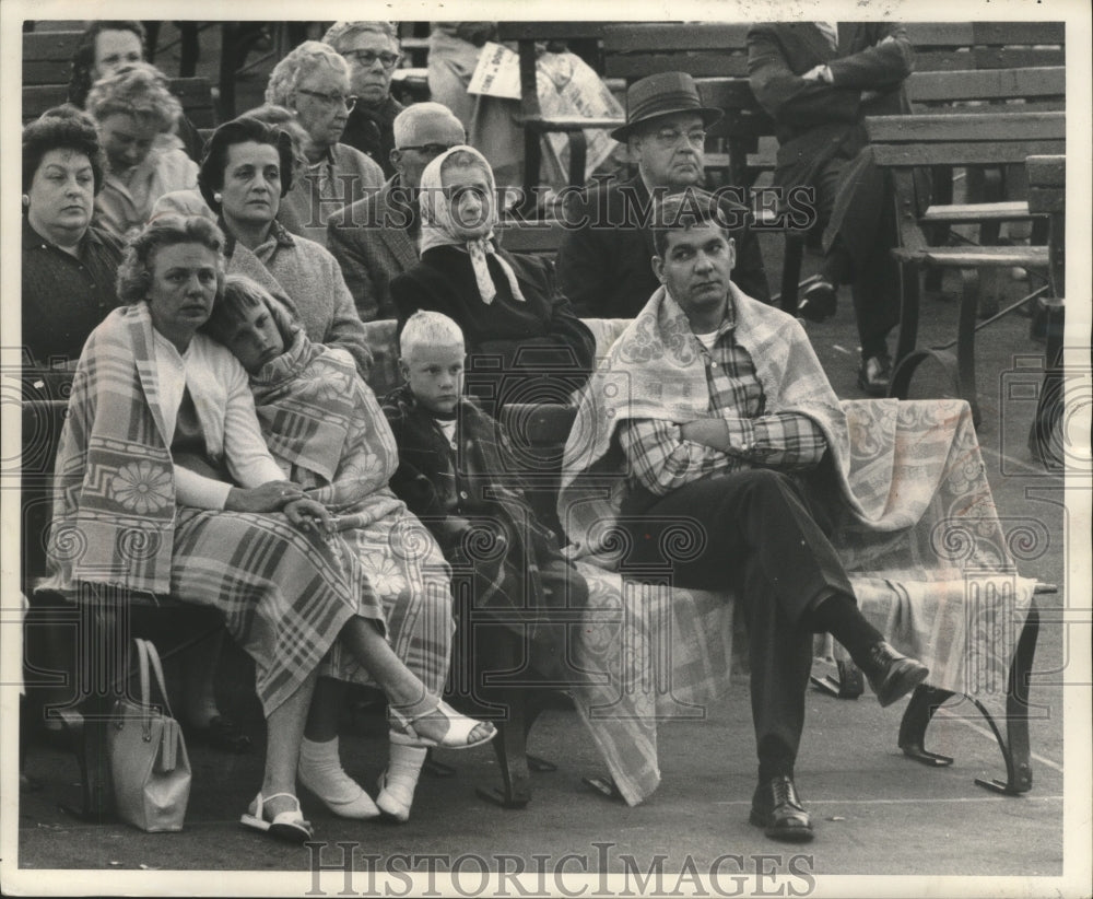 1962 Press Photo Concert goers huddled under blankets on Humboldt park benches- Historic Images