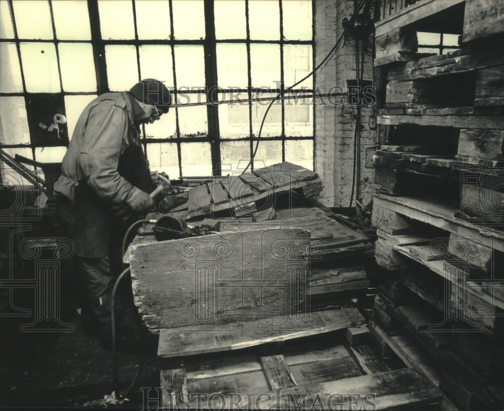 1967 Press Photo Charles E. Henry working at Opportunities Pallet Recycling- Historic Images