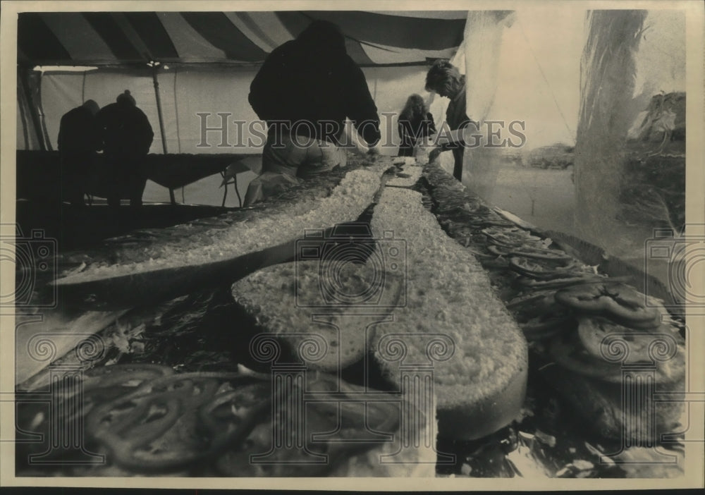 1990 Press Photo Workers assemble 350 foot long turkey sandwich in Brookfield- Historic Images