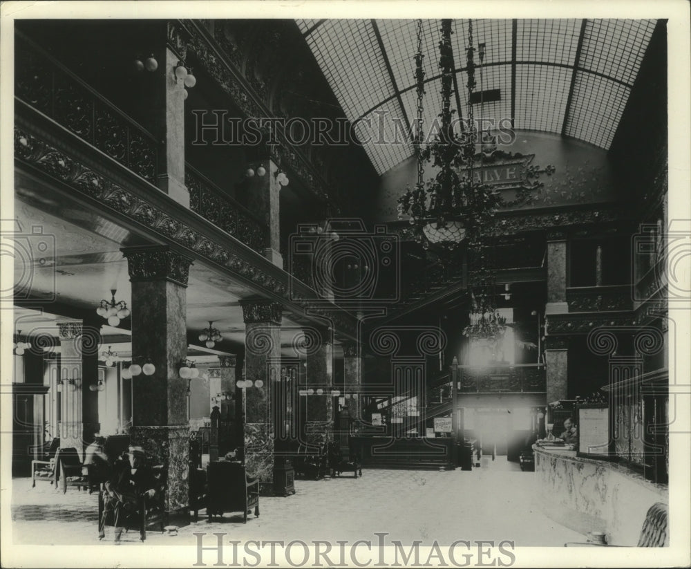 1972 Press Photo Pfister Hotel - mjb78900