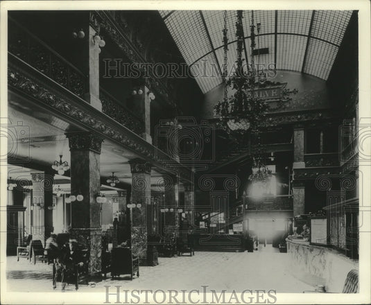 1972 Press Photo Pfister Hotel - mjb78900