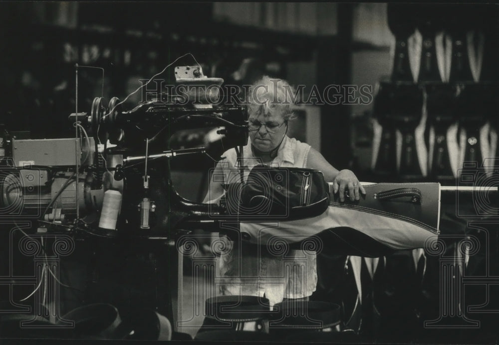 1991 Press Photo Marilyn Flores assembles golf bag. Ajay Leisure Products plant - Historic Images