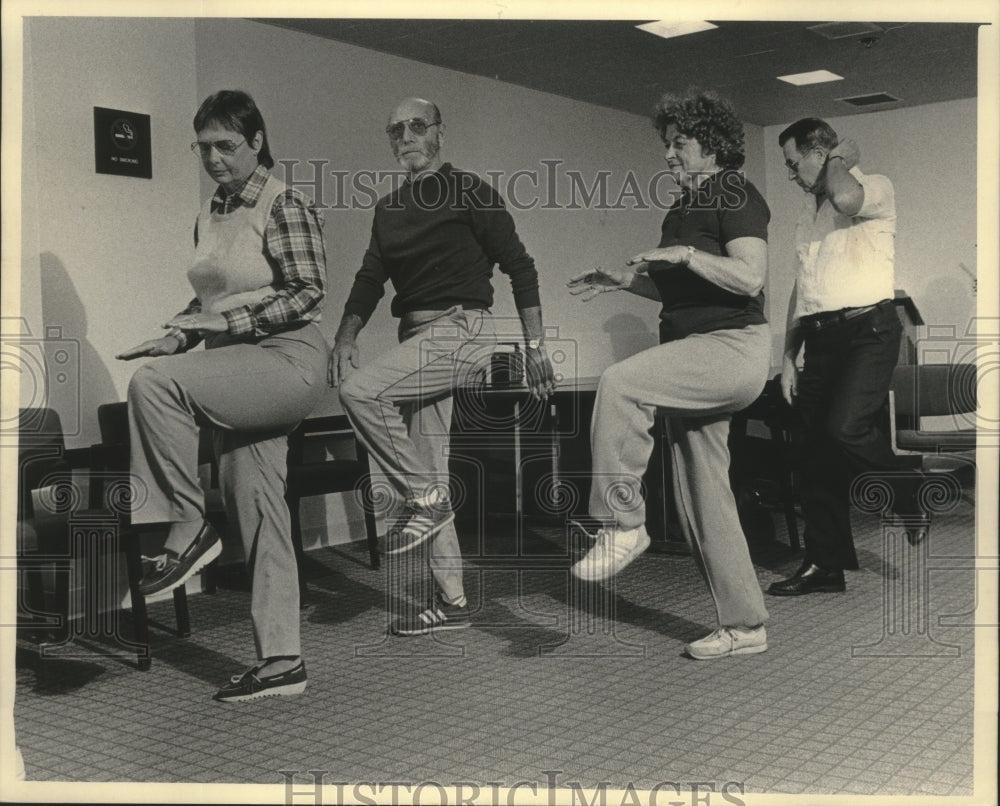 1965 Press Photo Physical fitness exercise programs, Columbia Hospital Milwaukee- Historic Images