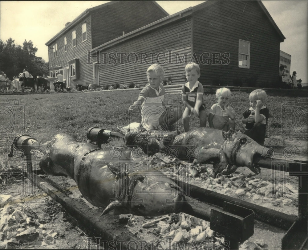 1985 Press Photo Kids at a gourmet potluck picnic- Historic Images