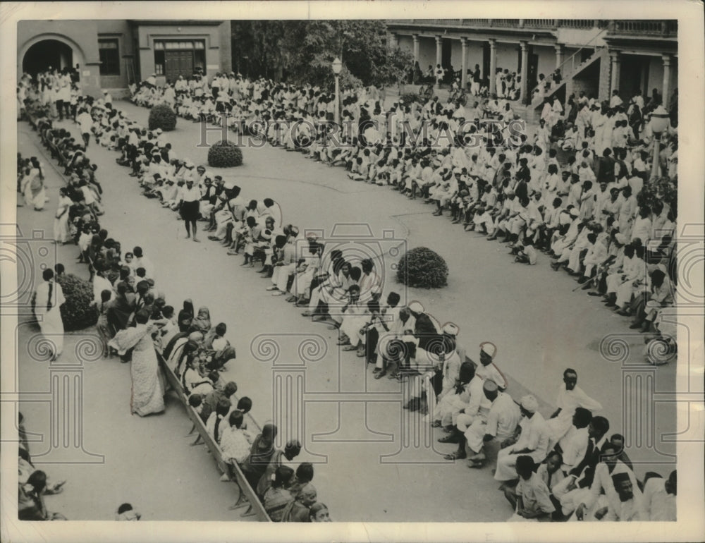 1953 Press Photo Blind persons line up at Bangalore, India for free treatment