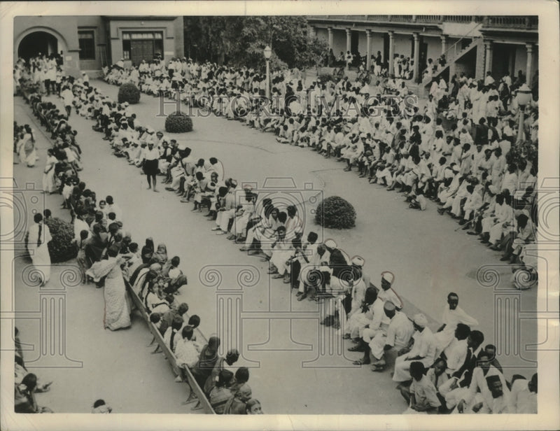 Load image into Gallery viewer, 1953 Press Photo Blind persons line up at Bangalore, India for free treatment
