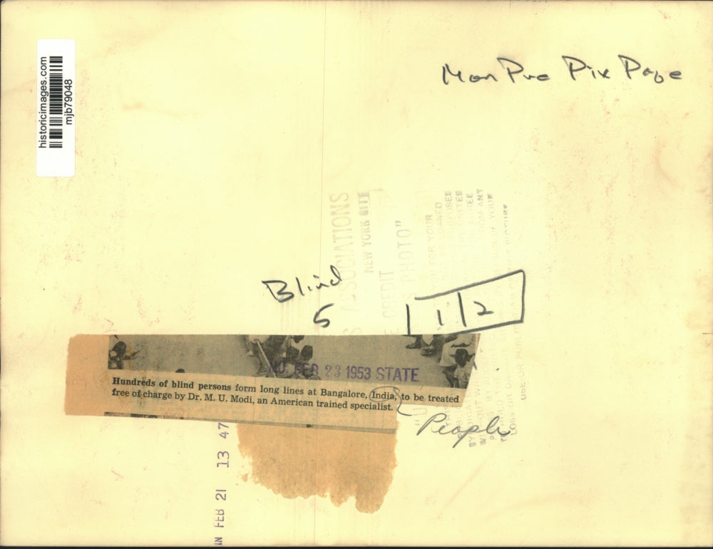 1953 Press Photo Blind persons line up at Bangalore, India for free treatment