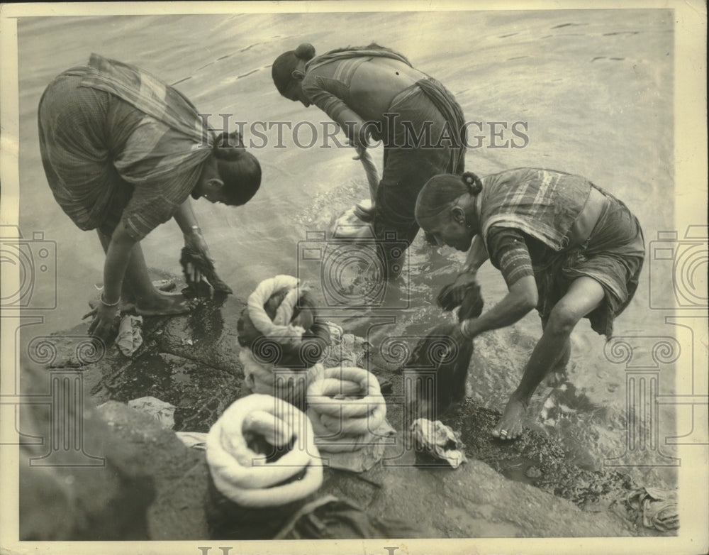 1936 Press Photo Natives in India wash garments in river without soap- Historic Images