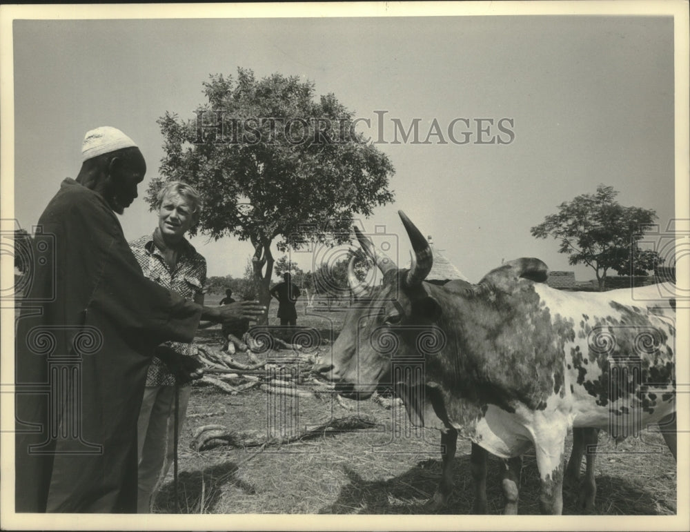 1974 Press Photo Agricultural expert talking with peasant farmer in Upper Volta- Historic Images