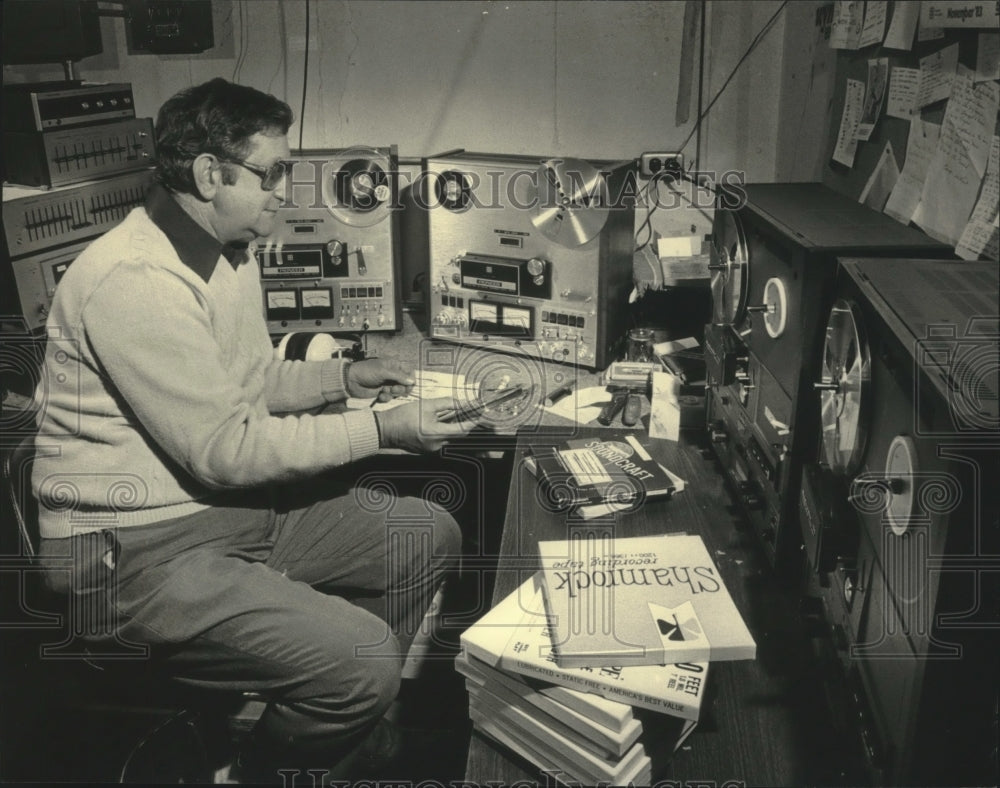 1983 Press Photo Bob Piekarski, Milwaukee Area Radio Enthusiasts librarian- Historic Images