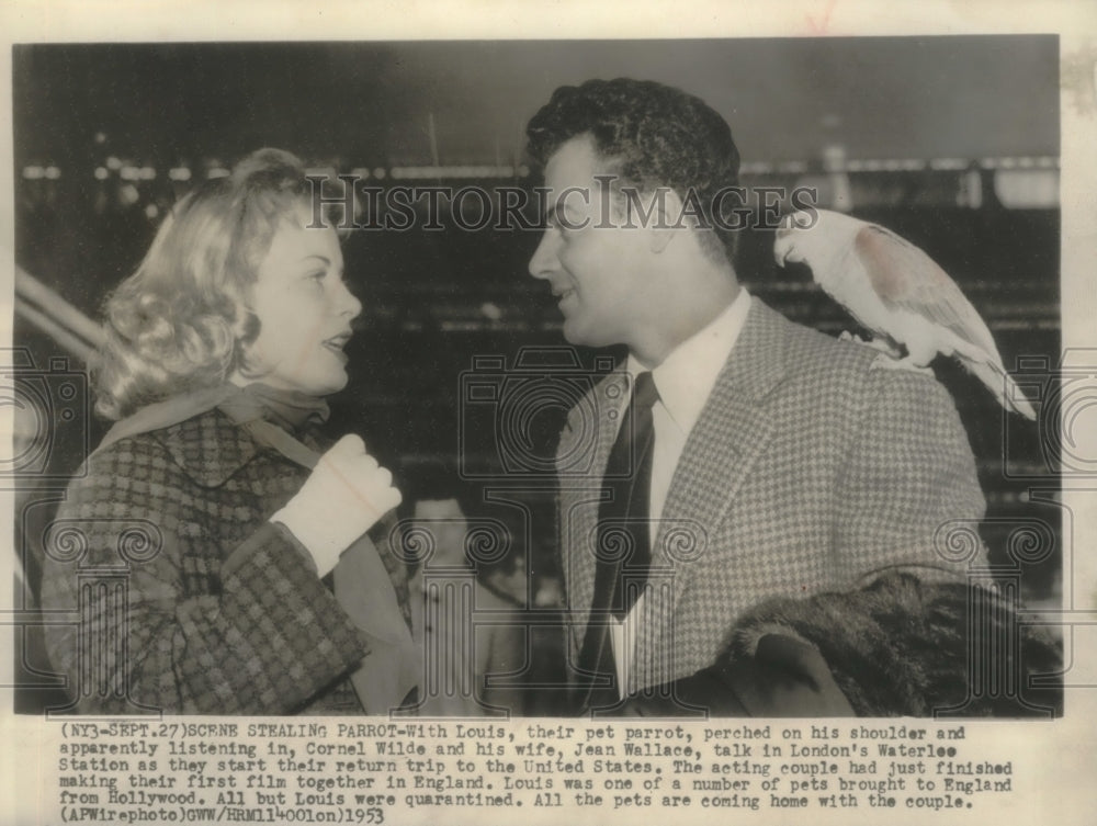 1953 Press Photo Cornel Wilde &amp; wife Jean Wallace at Waterloo Station, London- Historic Images