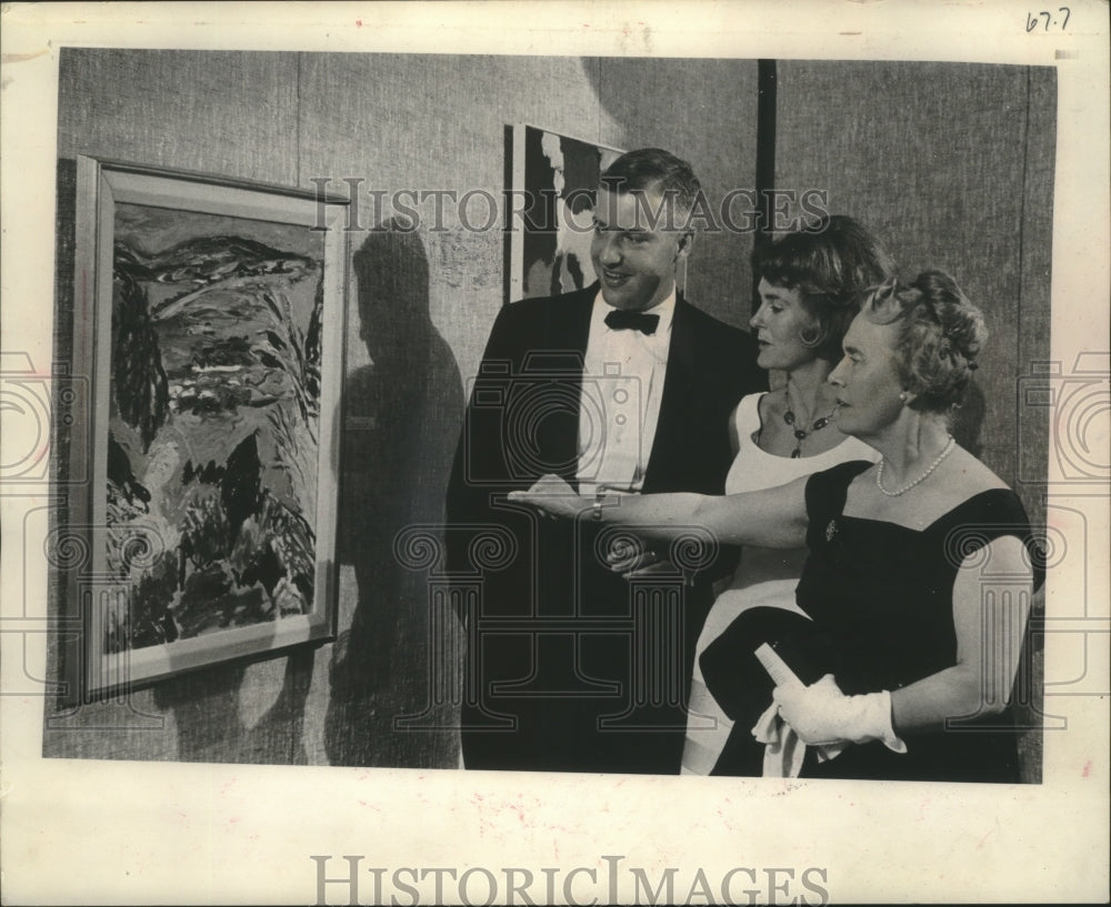 1965 Press Photo Guest attending art preview and dinner in Wauwatosa Wisconsin