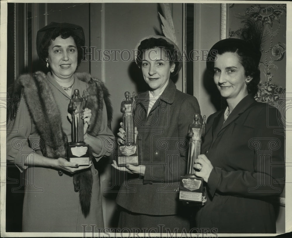 1954 Press Photo Journalist Clarice Rowlands &amp; Charles Nevada receive awards- Historic Images