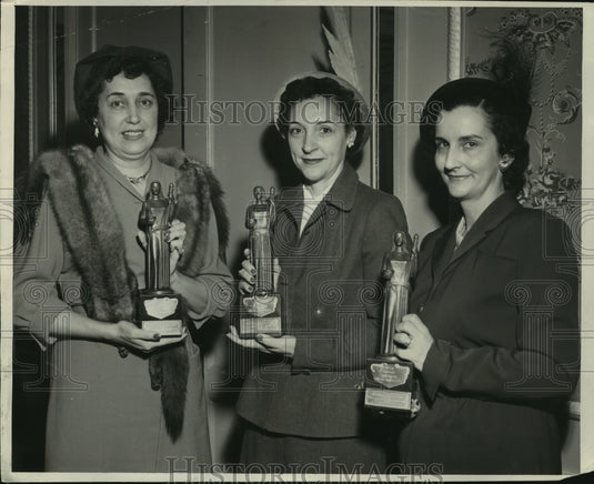 1954 Press Photo Journalist Clarice Rowlands & Charles Nevada receive awards- Historic Images