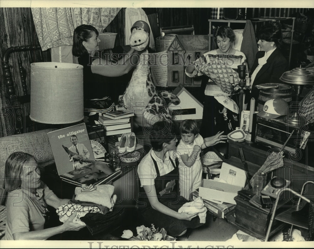 1985 Press Photo Volunteers sort items for Brookfield Academy&#39;s annual sale- Historic Images