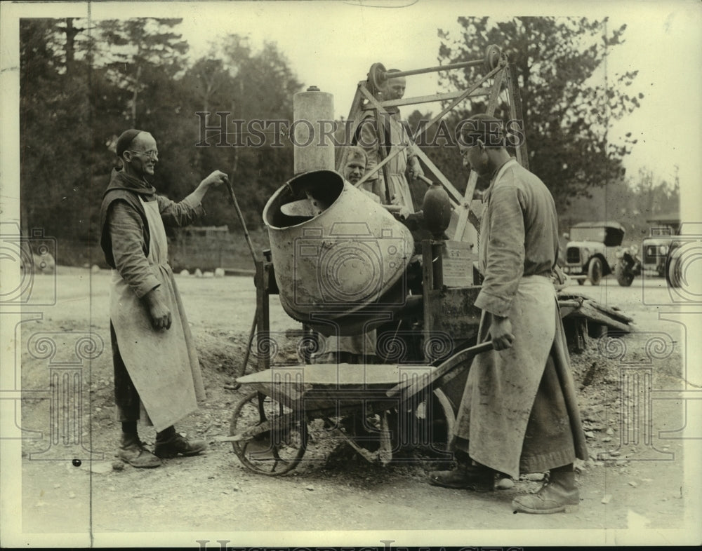 1932 Press Photo Benedictine monks operating a concrete mixer in England- Historic Images