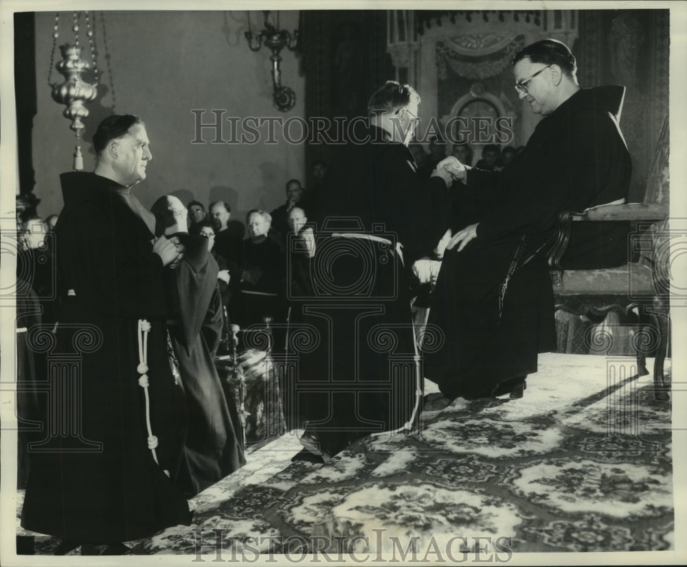 1957 Press Photo Friars line up to kiss the hand of Father Sepinski - mjb79328
