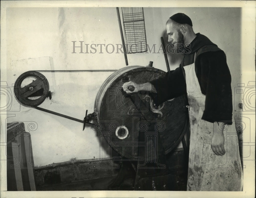 1944 Press Photo Lay brother operates cheese churn in Belgium Monastery- Historic Images