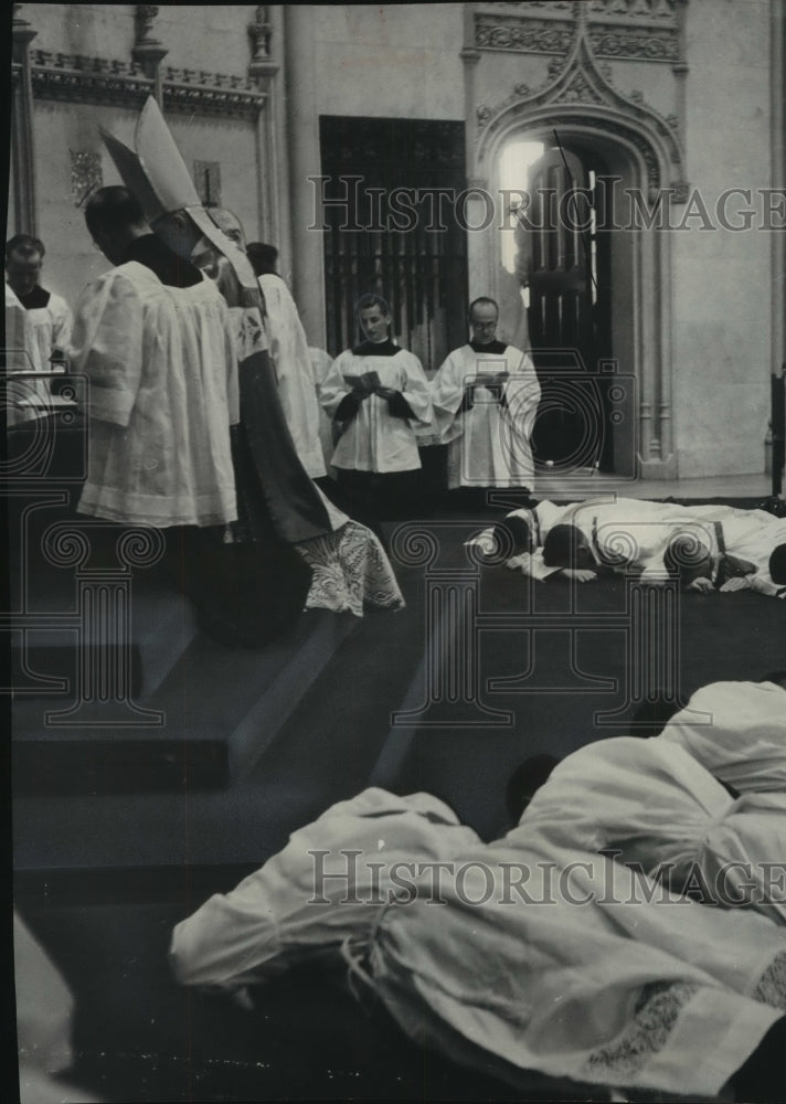 1956 Press Photo Candidates For Priesthood Before The Altar At Gesu Church- Historic Images