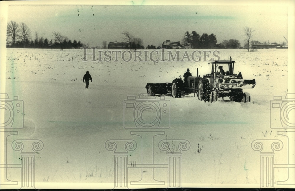 1988 Press Photo Stuck tractor pulled from snow, Marshfield, Wisconsin- Historic Images