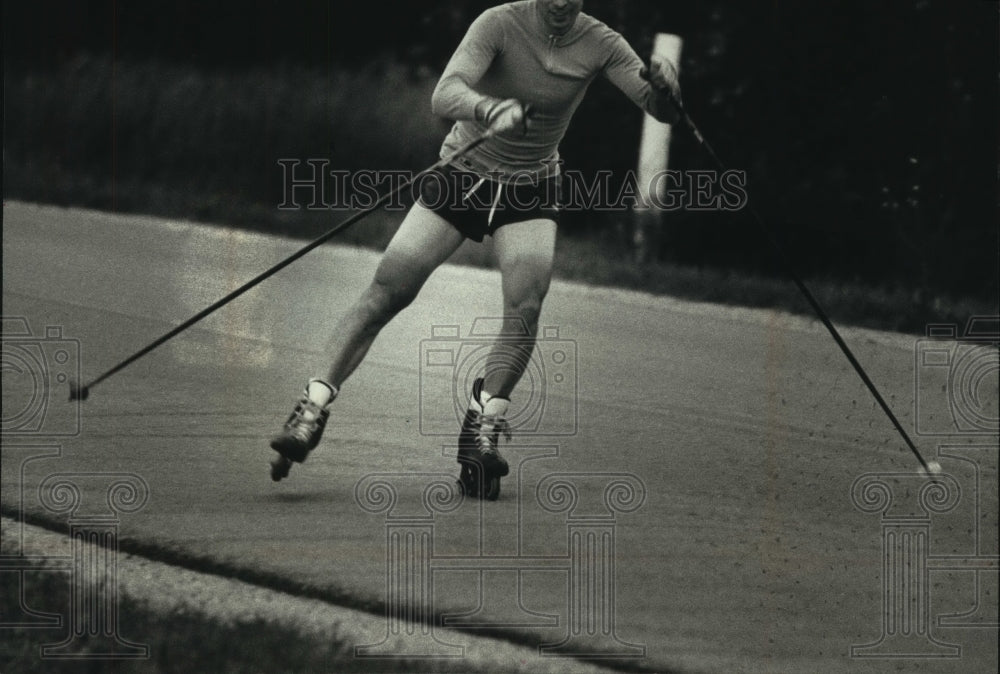 1990 Press Photo Larry Moore of New Berlin stays in shape by roller blades