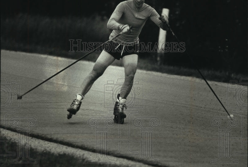 Load image into Gallery viewer, 1990 Press Photo Larry Moore of New Berlin stays in shape by roller blades

