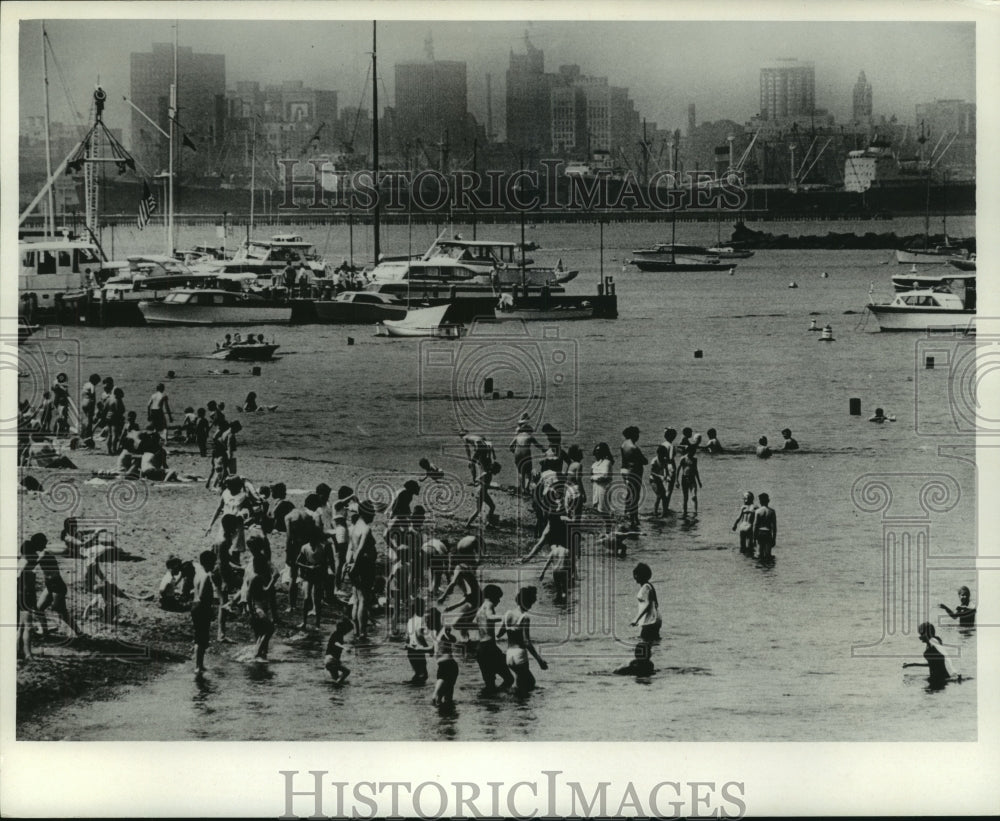 1968 Press Photo Swimmers at South Shore park beach in Milwaukee&#39;s harbor- Historic Images