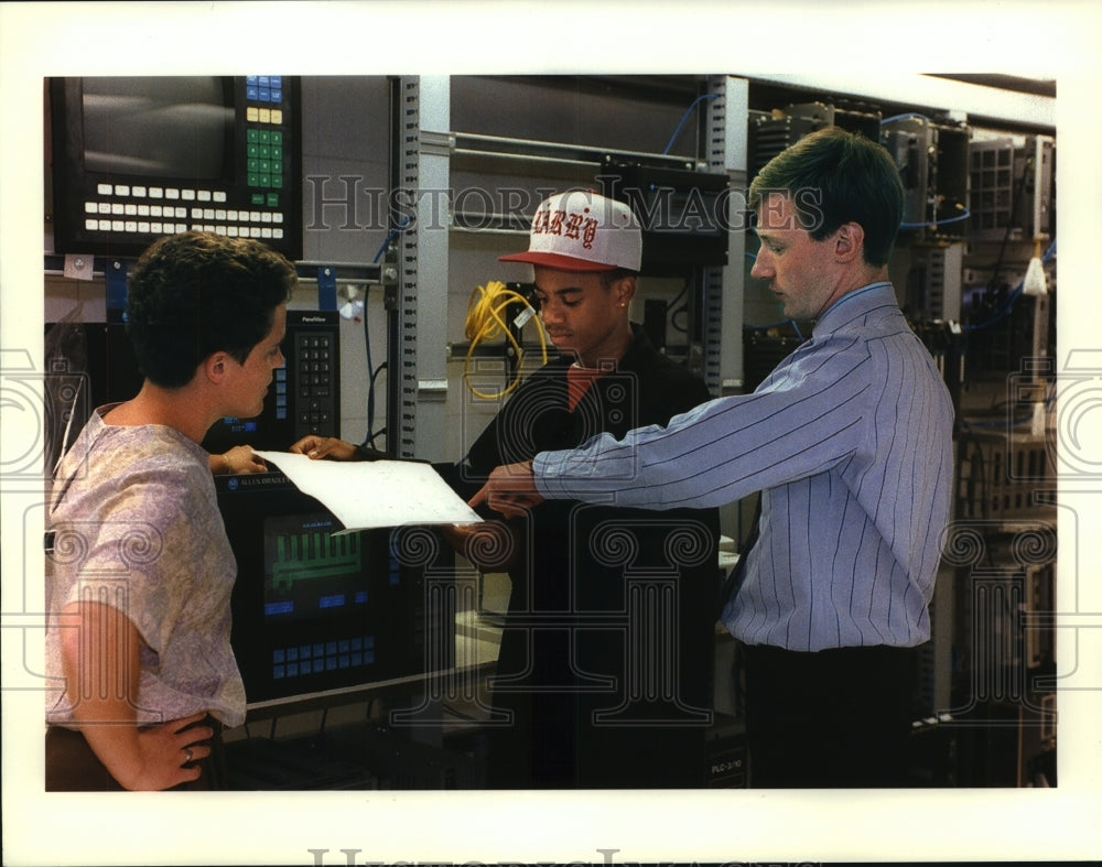 1999 Press Photo Larry Bowers works Controls Integration Lab with Leslie Potter- Historic Images