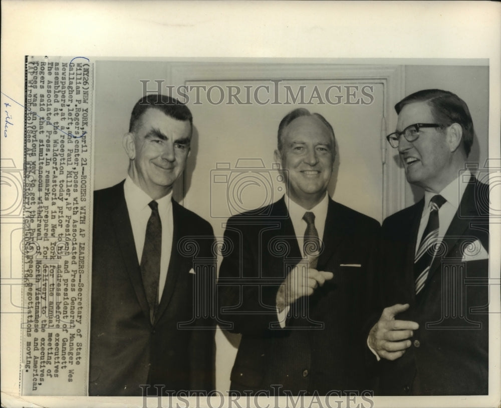 1969 Press Photo Secretary of State Rogers poses with media executives in NY
