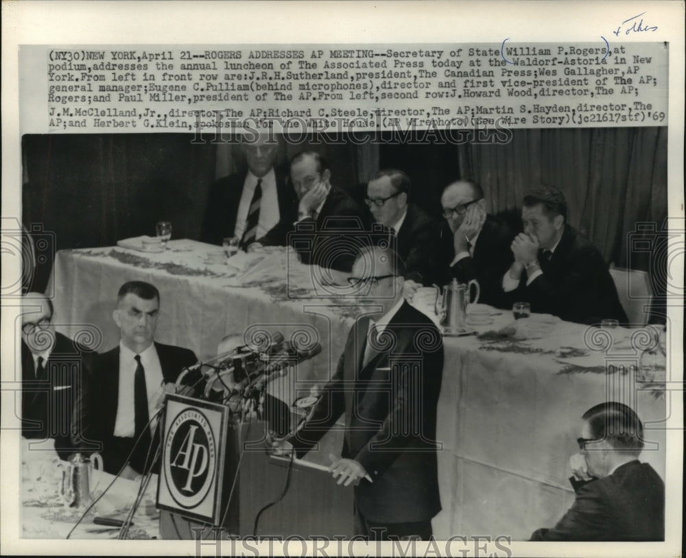 1969 Press Photo Secretary of State Rogers speaks at Associated Press luncheon- Historic Images