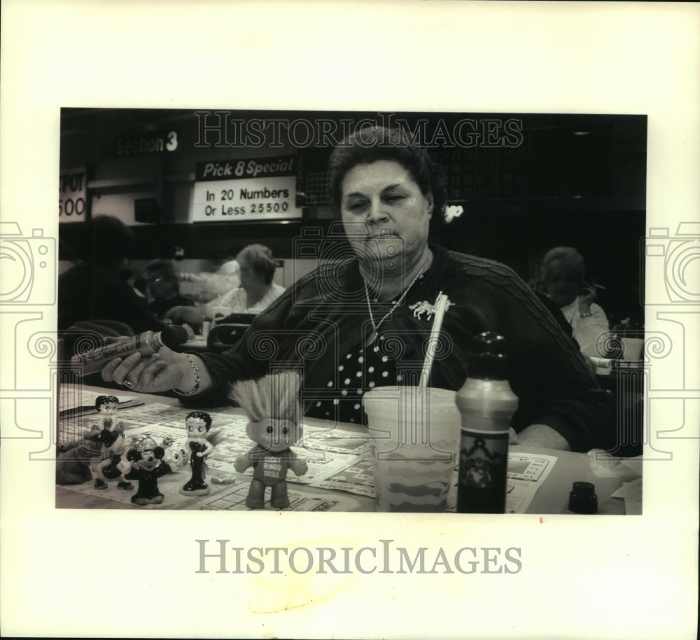 1992 Press Photo Bernadine Thompson plays bingo at Potawatomi Bingo Hall- Historic Images