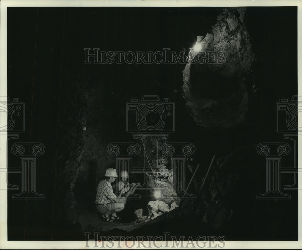 1977 Press Photo Demonstration of mining tools, St. John Mine, Potosi, Wisconsin