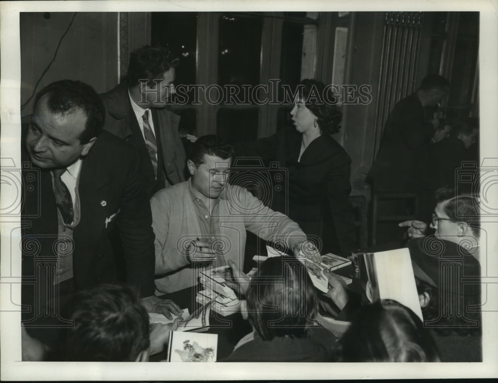 1956 Press Photo Pierre Poujade gives press conference at Modern Hotel in Paris