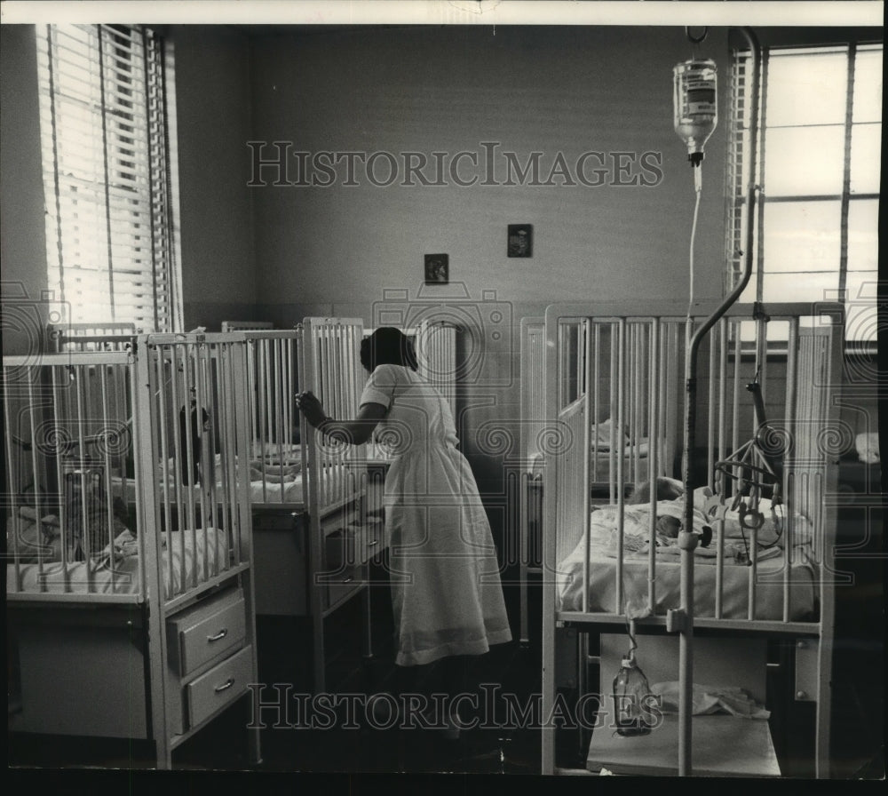 1960 Press Photo Mrs. Arlene Belmore supervisor, with babies in cribs, Wisconsin