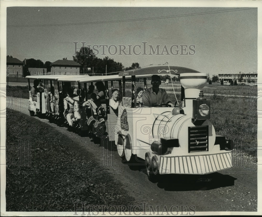 1966 Press Photo Jingles Circus Express with residents chugging along, Wisconsin