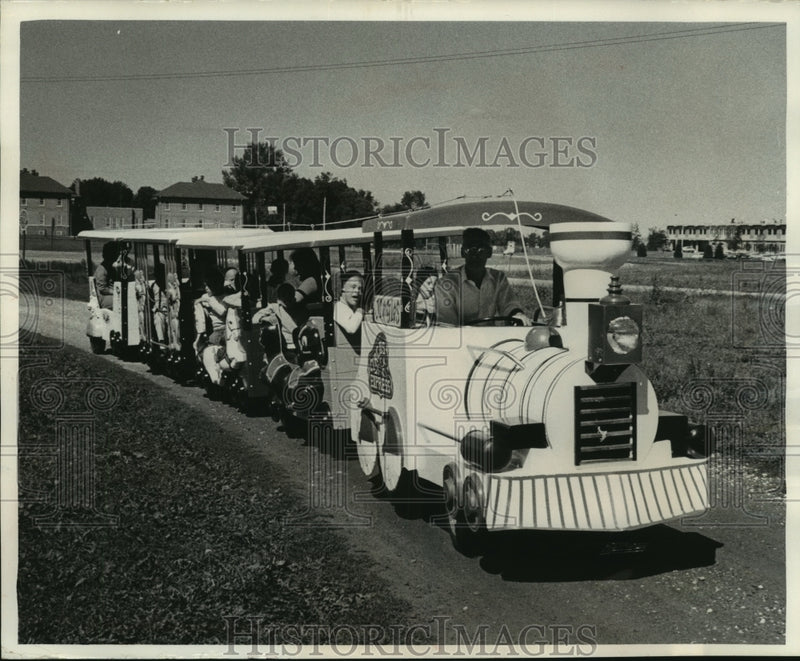 Load image into Gallery viewer, 1966 Press Photo Jingles Circus Express with residents chugging along, Wisconsin
