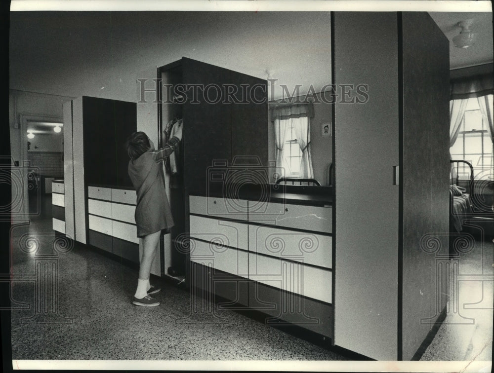 1973 Press Photo Young girl stowing items in closet at Southern Wisconsin Center