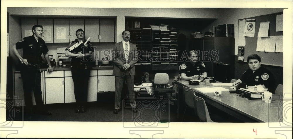 1987 Press Photo Police officers at South Milwaukee Police headquarters- Historic Images