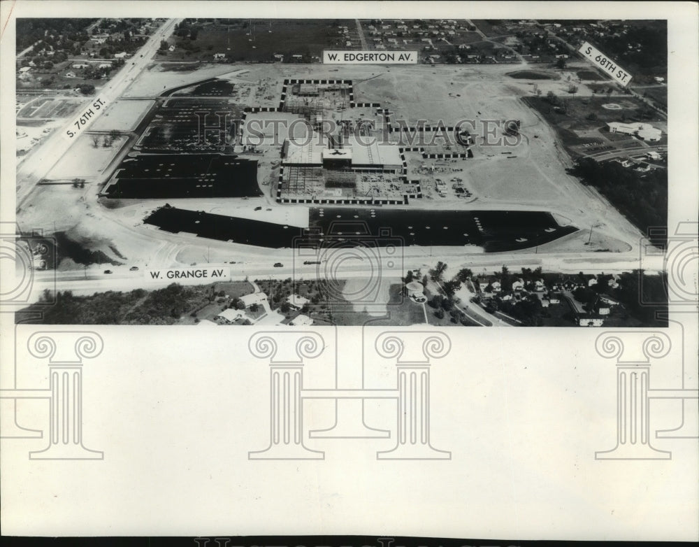 1969 Press Photo aerial view of Southridge Shopping Center complex in Greendale- Historic Images