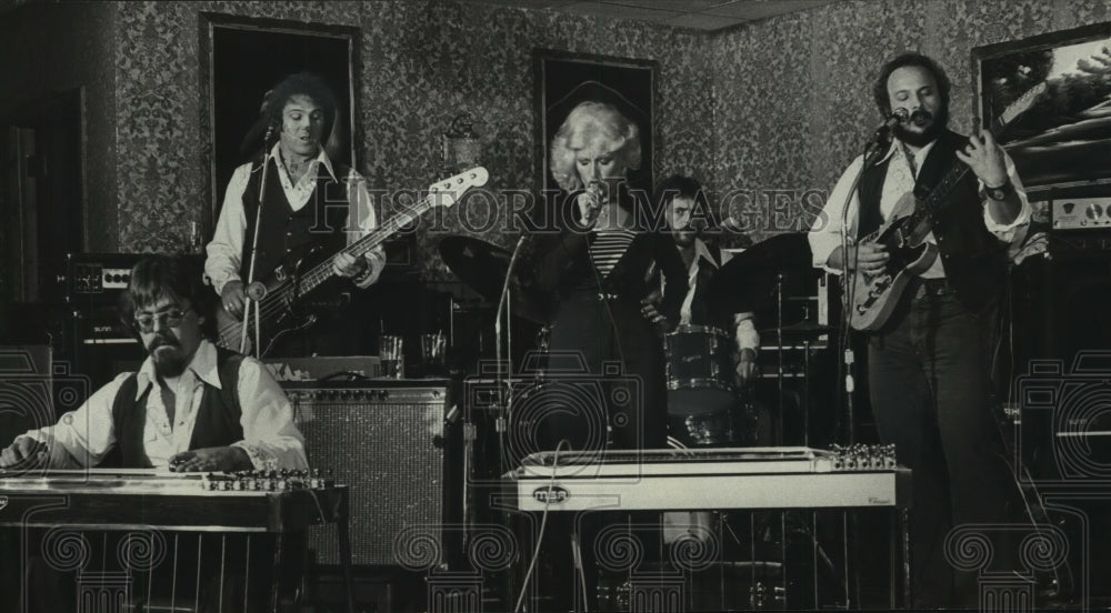 1977 Press Photo Linda Lea &amp; the Southern Express band practicing in Milwaukee- Historic Images