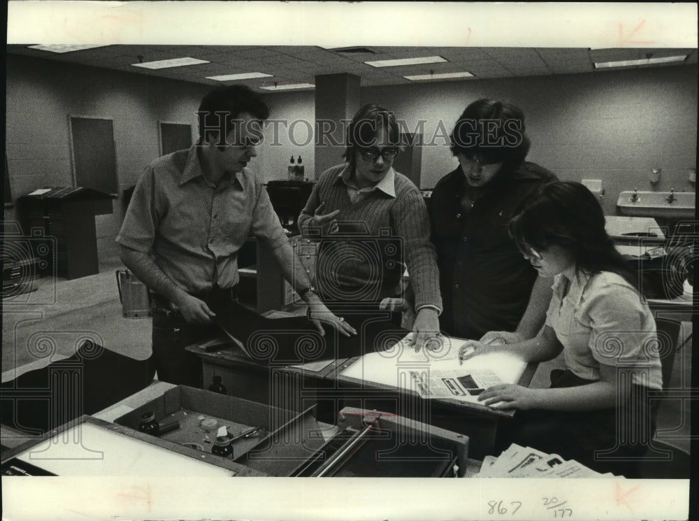 1979 Press Photo The Cardinal - Student discuss page layout at South Division - Historic Images