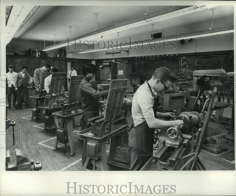 1970 Press Photo South Division High School, metalworking class - mjb79828