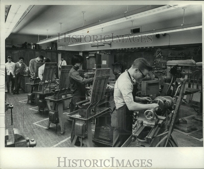 Load image into Gallery viewer, 1970 Press Photo South Division High School, metalworking class - mjb79828
