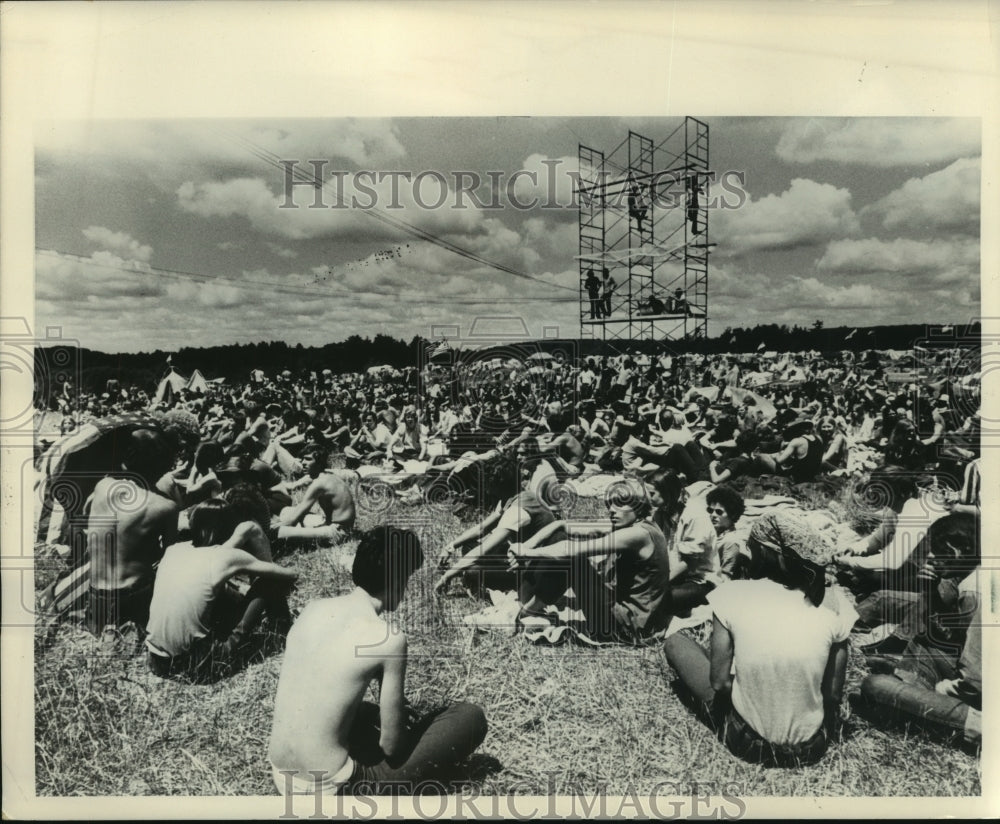 1970 Press Photo Rock music fans in a field at lola, Milwaukee- Historic Images