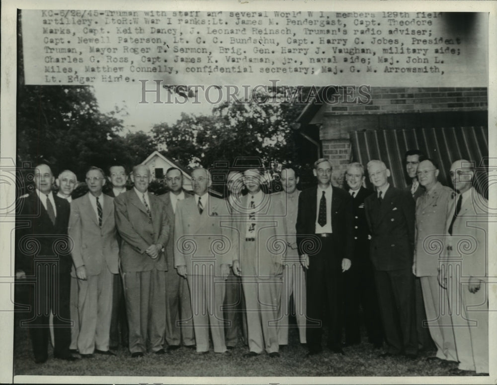 1945 Press Photo Truman, Staff & World War I members of 129th field Artillery