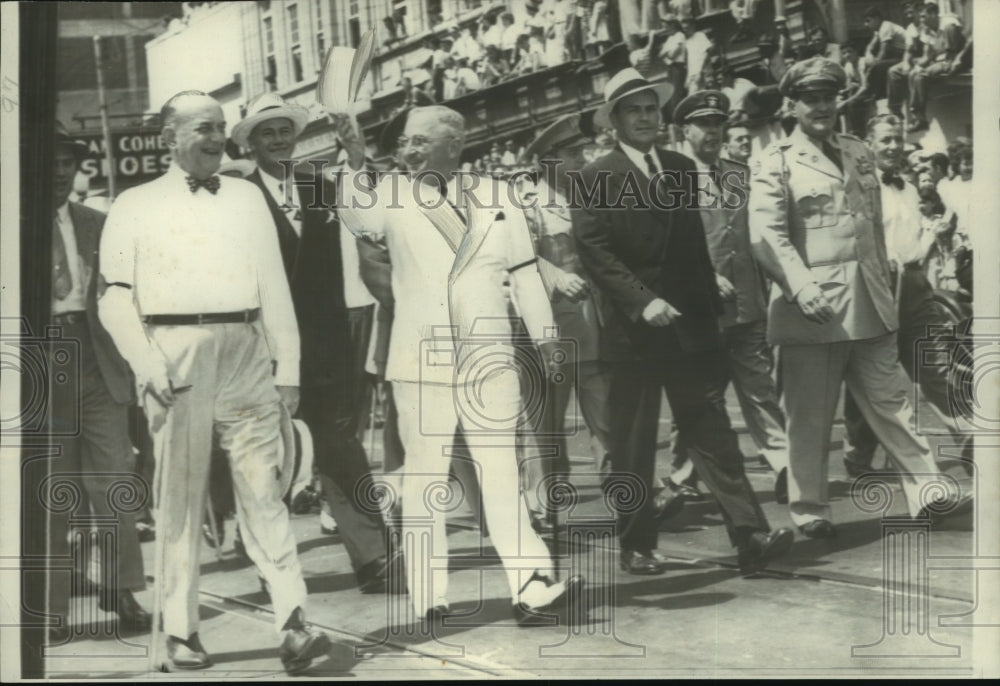 1949 Press Photo President Truman and others march down Little Rock&#39;s Main St- Historic Images